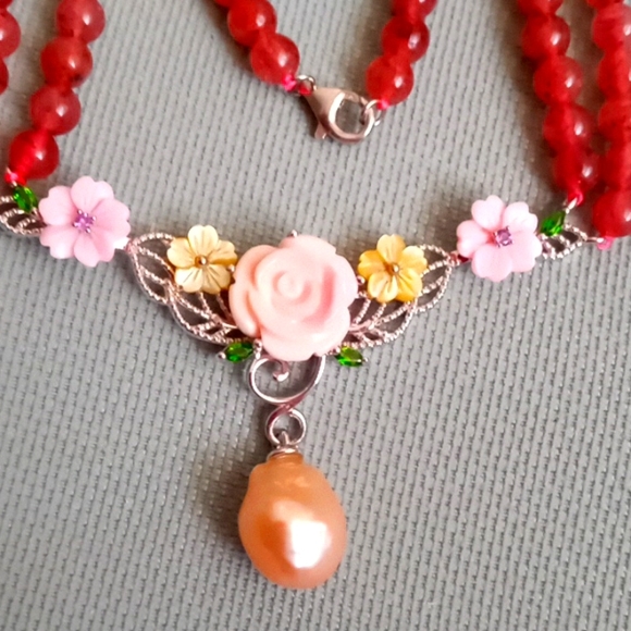 JARDIN COLLECTION PINK MOTHER OF PEARL NECKLACE - Picture 3 of 8